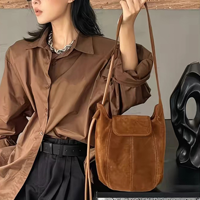 Frosted Suede Bucket Bag Pumpk - Interior Design High End reseña y precio