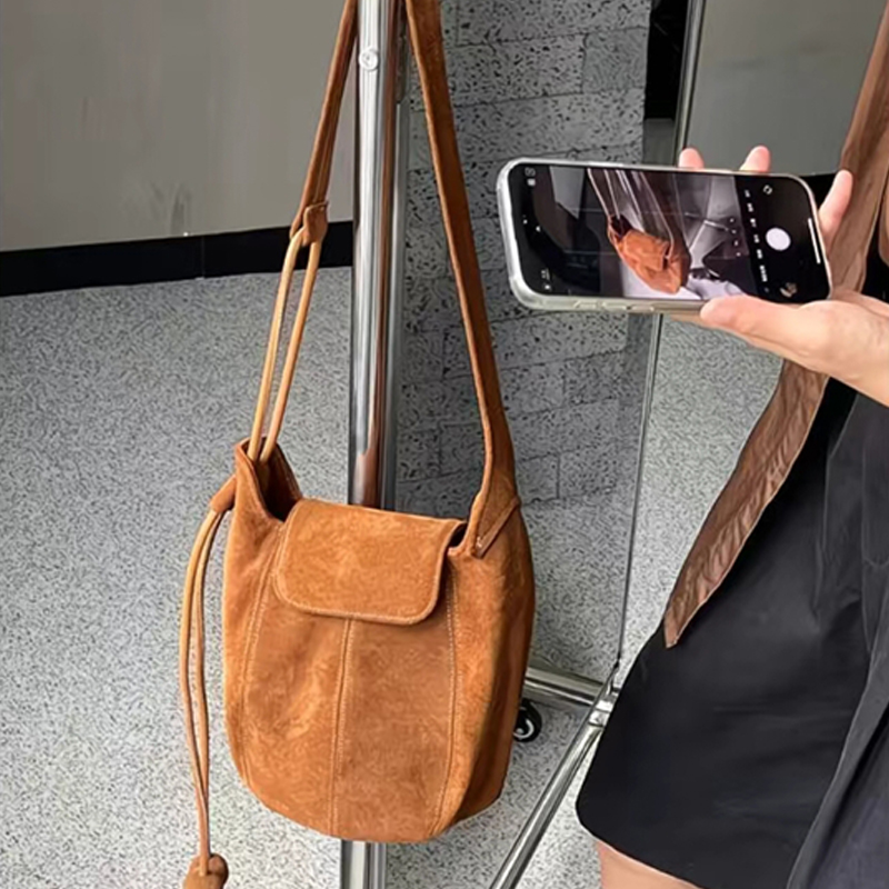 Frosted Suede Bucket Bag Pumpk - Interior Design High End reseña y precio